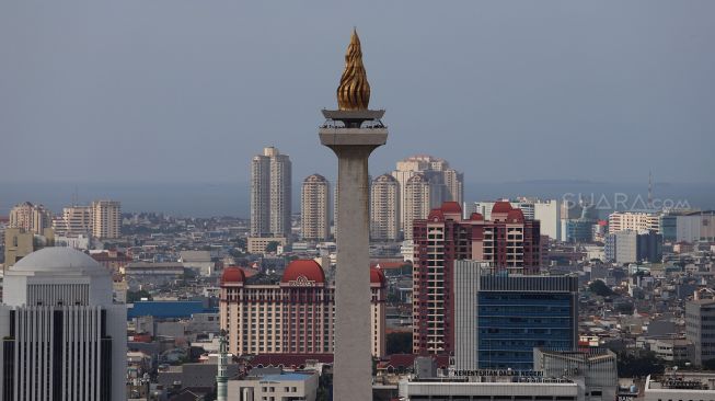 Suasana deretan permukiman penduduk dilihat dari gedung Perpustakaan Nasional, Jakarta, Selasa (4/2).[Suara.com/Angga Budhiyanto]