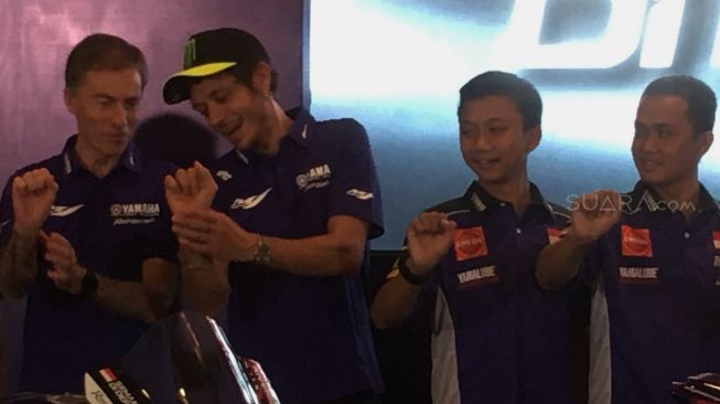 Lin Jarvis dan Valentino Rossi, "C'mon you can do it." Begitu kurang lebihnya percakapan mereka soal menggeber gas sepeda motor, disaksikan para rider Team Yamaha Indonesia [Suara.com/ukirsari].
