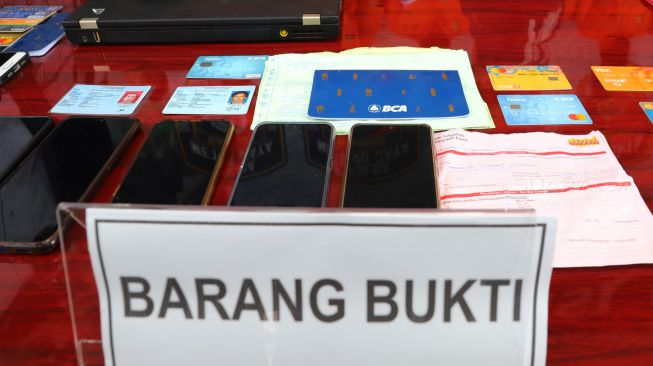 Barang bukti yang ditunjukkan pihak kepolisian saat rilis kasus pembobolan rekening atm milik wartawan senior Ilham Bintang di Reskrimum Polda Metro Jaya, Jakarta Selatan, Rabu (05/02).[Suara.com/Alfian Winanto