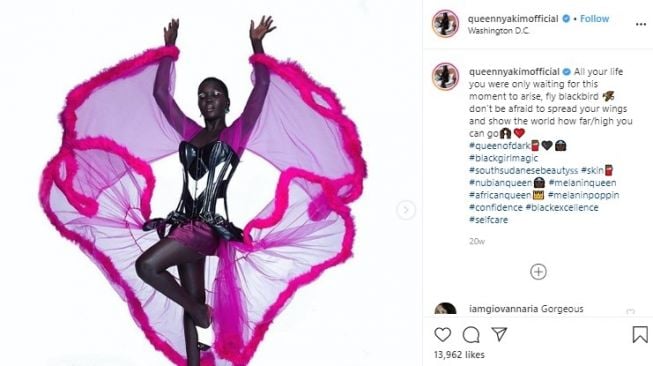 Nyakim Gatwech model berkulit hitam asal Amerika Serikat bangga dengan julukan The Queen of Dark. (Dok. Instagram/QueenNyakimOfficial)