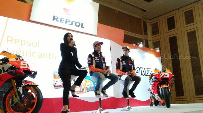 Dua pebalap Repsol Honda, Marc Marquez dan Alex Marquez di Hotel Shangri-La, Jakarta, Rabu (5/2/2020) [Suara.com/Arief Apriadi].