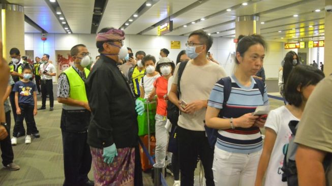 Berempati Kasus Corona, Wagub Bali Antar Penerbangan Terakhir Wisman Cina