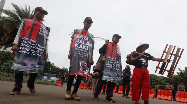 Aksi unjuk rasa  warga asal Mojokerto di depan Istana Kepresidenan, Jakarta, Kamis (6/2). [Suara.com/Angga Budhiyanto] 
