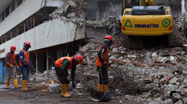 Aktivitas pekerja di lokasi proyek revitalisasi kawasan Taman Ismail Marzuki (TIM) di Jakarta, Kamis (6/2 ). [Suara.com/Angga Budhiyanto]