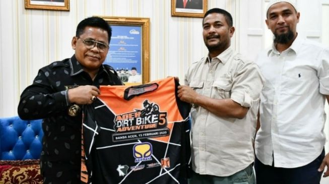 Wali Kota Banda Aceh dan perwakilan komunitas roda empat serta roda dua [ANTARA Foto].