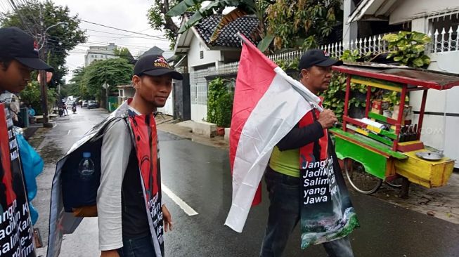 Berharap Bisa Bertemu Jokowi, Tiga Warga Jalan Kaki dari Mojokerto