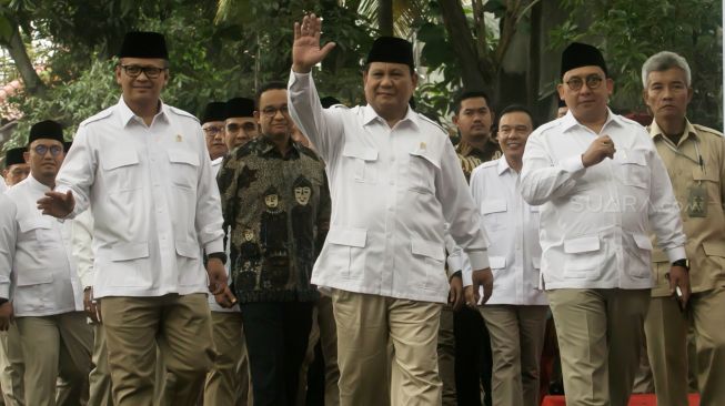 Ketua Partai Gerindra Prabowo Subianto menyapa wartawan saat Ulang Tahun Ke 12 Partai Gerindra di DPP Gerindra, Jakarta Selatan, Kamis (06/02).[Suara.com/Alfian Winanto]