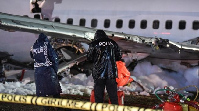 Kecelakaan pesawat hingga terbelah di Turki. (Foto: AFP/Ozan Kose)