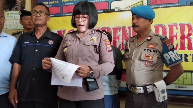 Kapolsek Danurejan Kompol Etty Haryanti memberi keterangan dalam konferensi pers terkait kasus pencurian sepeda motor dengan pelaku dua siswi di bawah umur di Mapolsek Danurejan, Kamis (6/2/2020). - (Suara.com/Baktora)