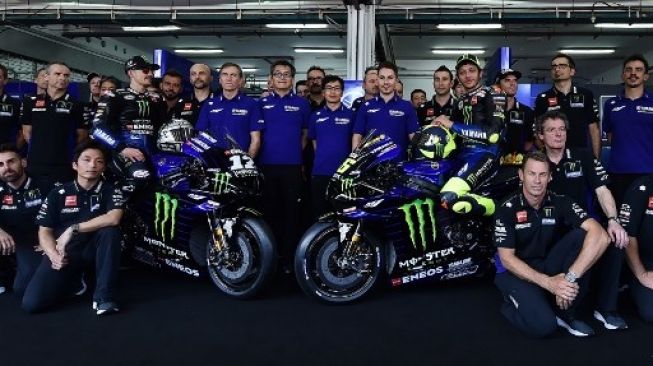 Pebalap tim Yamaha Valentino Rossi dan Maverick Vinales perkenalkan tunggangan mereka, YZR-M1, di Sirkuit Sepang, Malaysia, Kamis (6/2/2020). [AFP] 