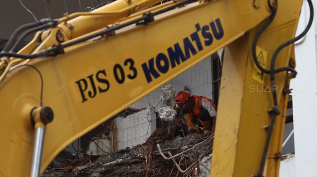 Alat berat beraktivitas di lokasi proyek revitalisasi kawasan Taman Ismail Marzuki (TIM) di Jakarta, Kamis (6/2 ). [Suara.com/Angga Budhiyanto]