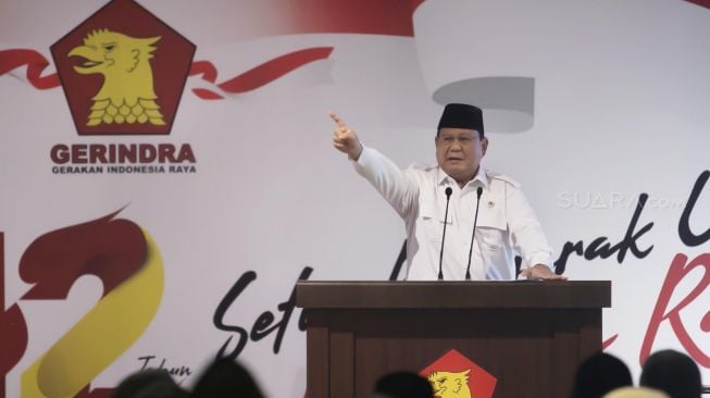 Ekspresi Menhan Sekalgius Ketua Partai Gerindra Prabowo Subianto yang ditampilkan di layar besar saat Ulang Tahun Ke 12 Partai Gerindra di DPP Gerindra, Jakarta Selatan, Kamis (06/02).[Suara.com/Alfian Winanto]