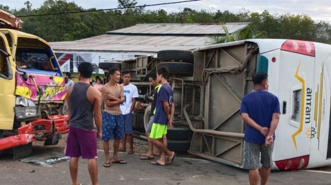 Truk Tabrak Bus Sekolah Milik Antam, 1 Siswa Tewas, Empat Lainnya Luka-luka