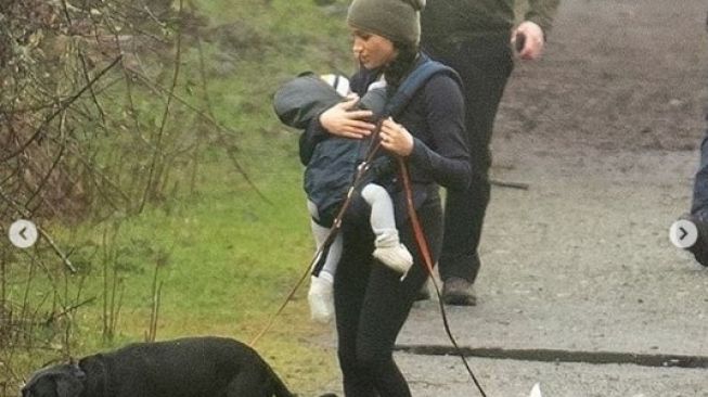 Meghan Markle jalan-jalan bersama Archie dan dua anjingnya. (Instagram/@meghanmarkle_official)