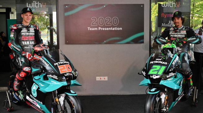 Fabio Quartararo (kiri) dan Franco Morbidelli dalam peluncuran motor dan tim untuk MotoGP 2020 di Sirkuit Sepang, Malaysia, Kamis (6/2/2020). [AFP/Mohd Rasfan]