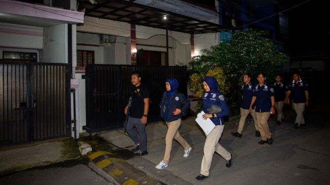 Sejumlah anggota kepolisian tiba untuk melakukan rekonstruksi kasus penyiraman air keras terhadap penyidik KPK Novel Baswedan di Jalan Deposito, Kelapa Gading, Jakarta, Jumat (7/2).  [ANTARA FOTO/Dhemas Reviyanto]
