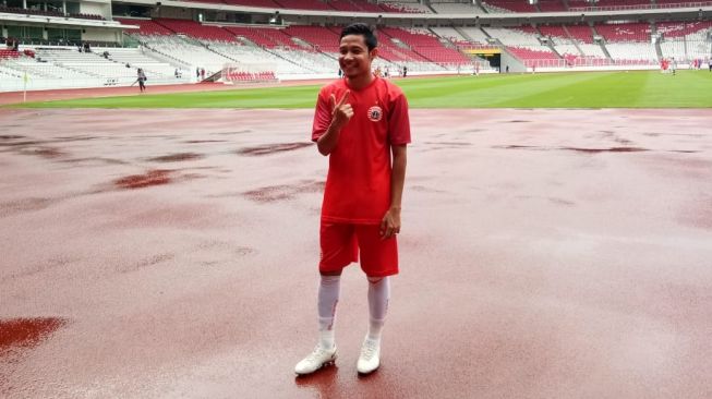 Gelandang Persija Jakarta Evan Dimas Darmono saat menjajal lapangan Stadion Utama Gelora Bung Karno, Senayan, Jakarta, Jumat (7/2/2020). (Suara.com/Adie Prasetyo Nugraha).