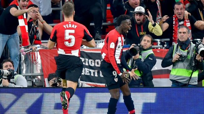 Selebrasi striker Athletic Bilbao, Inaki Williams, usai menjebol gawang Barcelona. (Ander Gillenea/AFP).