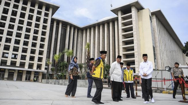 Presiden Joko Widodo (kedua kanan) didampingi Menteri PUPR Basuki Hadimuljono (ketiga kanan), Menteri Agama Fachrul Razi (keempat kanan), Mensesneg Pratikno (kanan), Direktur Utama PT Waskita Karya I Gusti Ngurah Putra (ketiga kiri) dan Ketua Badan Pelaksana Pengelola Masjid Istiqlal Asep Saepudin meninjau renovasi Masjid Istiqlal di Jakarta, Jumat (7/2).  [ANTARA FOTO/Hafidz Mubarak]