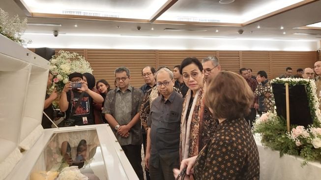 Layat JB Sumarlin, Sri Mulyani: Beliau Masih Menggunakan Cincin UI