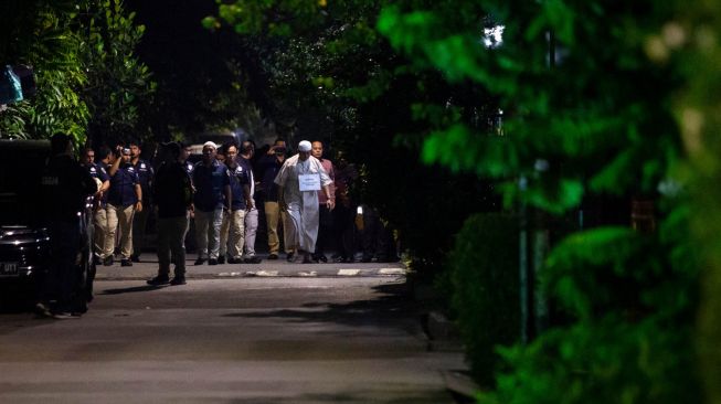 Petugas melakukan adegan rekonstruksi kasus penyiraman air keras terhadap penyidik KPK Novel Baswedan di Jalan Deposito, Kelapa Gading, Jakarta, Jumat (7/2). [ANTARA FOTO/Dhemas Reviyanto]