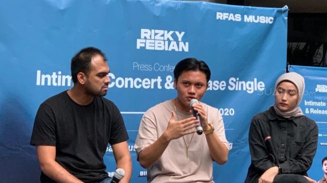 Rizky Febian (tengah) [Suara.com/Evi Eriska]