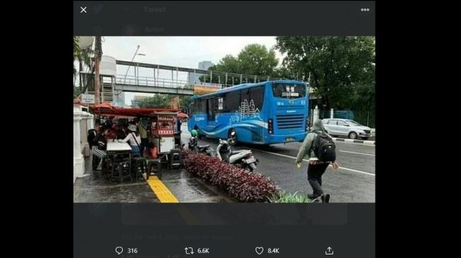 Alih fungsi trotoar Jakarta. (twitter/Budys09680251)