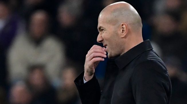 Gestur pelatih Real Madrid, Zinedine Zidane pada laga Copa del Rey 2019/2020 kontra Real Sociedad di Santiago Bernabeu, Madrid, Jumat (7/2/2020) dini hari WIB. [JAVIER SORIANO / AFP]