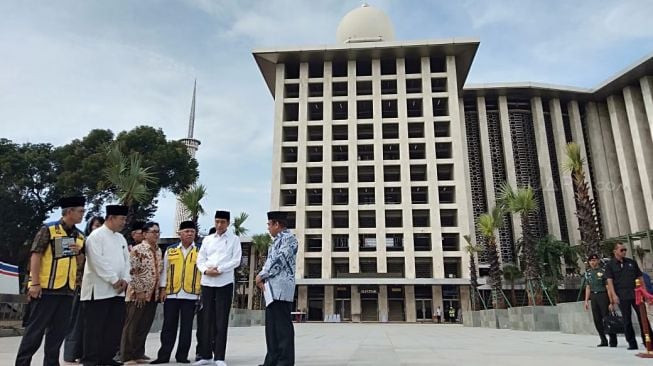 Presiden Joko Widodo (Jokowi) meninjau renovasi Masjid Istiqlal, Jakarta, Jumat (7/2/2020). (Suara.com/Ummi Hadyah Saleh)