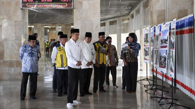 Presiden Joko Widodo (ketiga kiri) didampingi Menteri PUPR Basuki Hadimuljono (kedua kiri), Menteri Agama Fachrul Razi (kiri) dan Ketua Badan Pelaksana Pengelola Masjid Istiqlal Asep Saepudin (keempat kiri) meninjau renovasi Masjid Istiqlal di Jakarta, Jumat (7/2). [ANTARA FOTO/Hafidz Mubarak]
