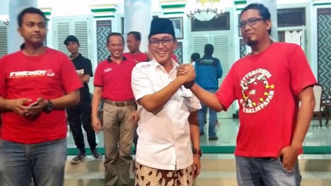 Bupati Pamekasan bersama suporter klub sepakbola Madura United FC saat membahas tentang pengelolaan stadion. (Abd Aziz)