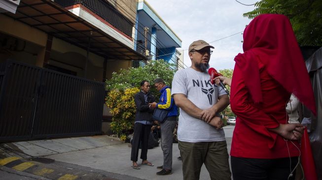 Penyidik KPK Novel Baswedan menjawab pertanyaan wartawan usai rekonstruksi kasus penyiraman air keras terhadap dirinya di Jalan Deposito, Kelapa Gading, Jakarta, Jumat (7/2). [ANTARA FOTO/Dhemas Reviyanto]