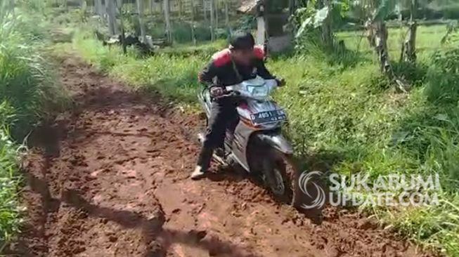 Jalan Berlumpur di Desa Cijulang Jampang Tengah Sukabumi
