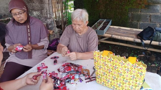 Komunitas Darlingqu sedang memanfaatkan limbah untuk menghasilkan kerajinan. (Foto: Dok. Komunitas Darlingqu)