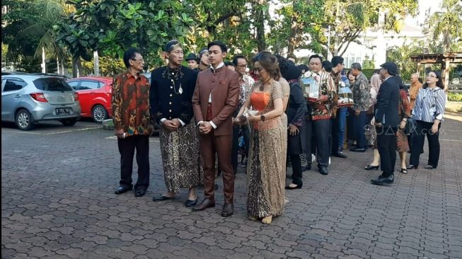 Lamar Felicya Angelista, Caesar Hito Bawa Seserahan Tas Gucci hingga IPhone