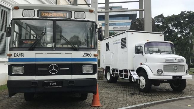 Mercedes-Benz 0306 dan Mercedes-Benz Bagong aka Mercedes-Benz L911 dipamerkan di Museum Nasional, Jakarta, Sabtu (8/2/2020). [Antara/Arinda Meodia]