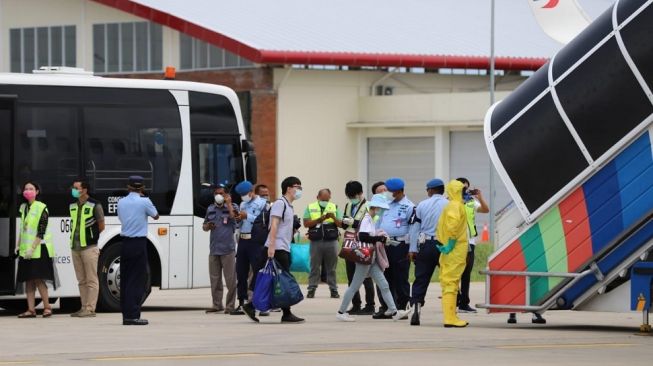 Warga Negara China Dievakuasi ke Pesawat Charter China Eastern. (Dok: Angkasa Pura I)