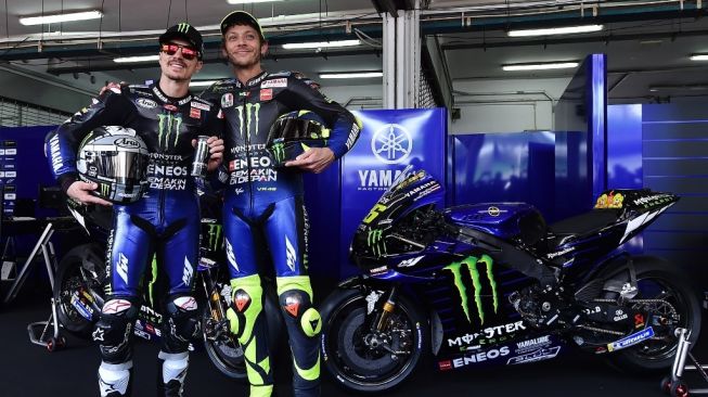 Pebalap Monster Energy Yamaha, Valentino Rossi (kanan) dan Maverick Vinales, dalam acara peluncuran tim dan motor untuk MotoGP 2020 di Sirkuit Sepang, Malaysia, Kamis (6/2). [AFP]