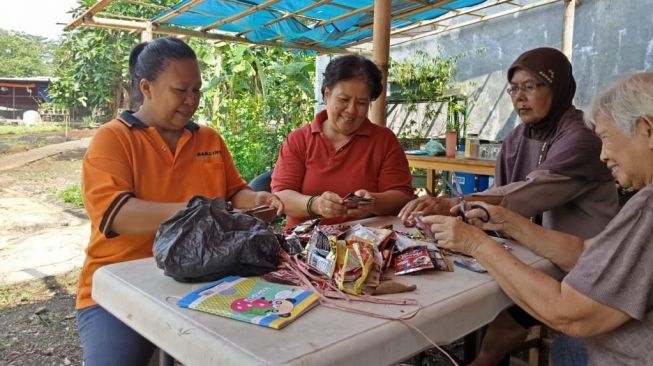 Di tangan Komunitas Darlingqu sampah disulap menjadi berbagai kerajinan. (Foto: Dok. Komunitas Darlingqu)