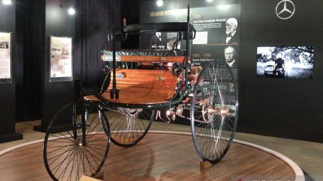 Mercedes-Benz Serahkan Replika Mobil Pertama di Dunia ke Museum Nasional