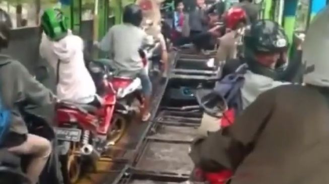 Kocak! Hindari Mogok, Motor Diangkut Naik Trailer di Jakarta Utara