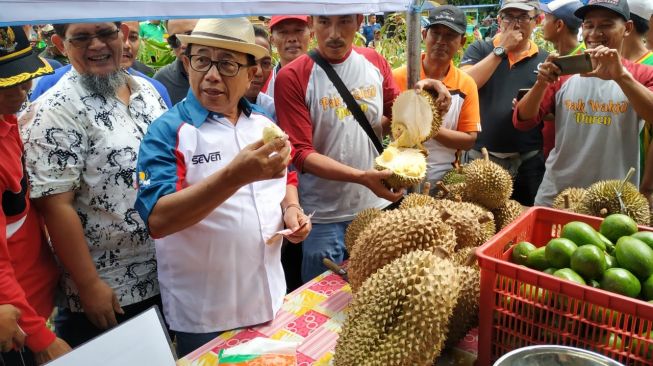 Festival Durian Sumberasri di Blitar ramai dikunjungi pengunjung. (Suara.com/Farian)