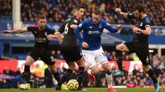 Pemain Everton Gylfi Siggurdson melewati pemain Crystal Palace dalam laga Liga Inggris yang berlangsung di Goodison Park, Sabtu (8/2/2020). [AFP]