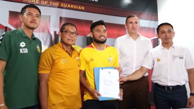 Bhayangkara FC Kenalkan Saddil Ramdani Sebagai Pemain Baru, Sabtu (8/2/2020).. (Suara.com/Adie Prasetyo Nugraha)