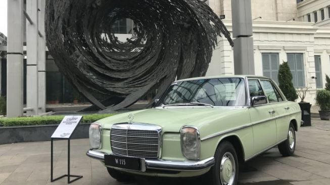 Mercedes-Benz W115,sedan Mercedes Benz pertama yang diproduksi di Indonesia dipamerkan di Museum Nasional, Jakarta, Sabtu (8/2/2020). [Antara/Arinda Meodia]