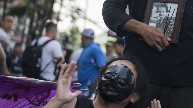 Seniman melakukan aksi teaterikal saat peringatan Bulan Cinta Ibu Bangsa Inggit Garnasih di Bandung, Jawa Barat, Minggu (9/2). [ANTARA FOTO/M Agung Rajasa]