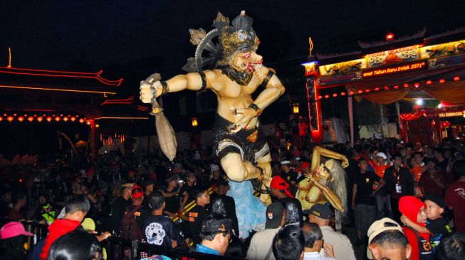 Kesenian Ogoh-ogoh ditampilkan dalam perayaan Cap Go Meh 2020 di Jalan Suryakencana, Kota Bogor, Jawa Barat, Sabtu (8/2). [ANTARA FOTO/Arif Firmansyah]