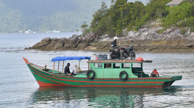 Sebuah kapal motor berpenumpang meninggalkan Dermaga Pelabuhan Selat Lampa, Natuna, Kepulauan Riau, Sabtu (8/2). [ANTARA FOTO/M Risyal Hidayat]