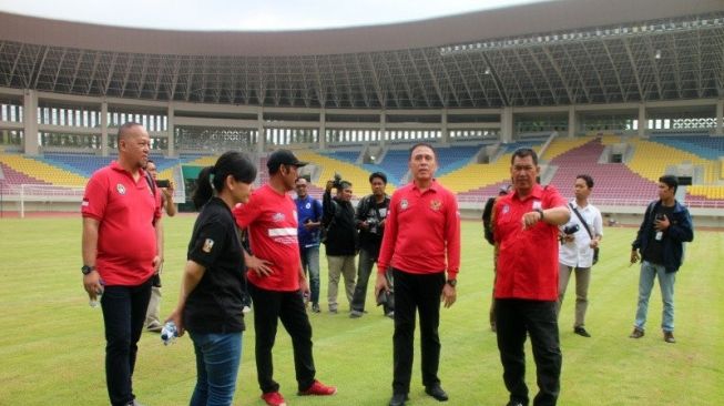 Ketua PSSI Mochamad Iriawan (dua dari kanan) didampingi Wali Kota Surakarta F.X. Hadi Rudyatmo (tiga dari Kanan) dani Sekjen PSSI Ratu Tisha (sua dari kiri) saat menunjau Lapangan Stadion manahan Solo, Jateng, Minggu (9/2/2020). (ANTARA/Bambang Dwi Marwoto)