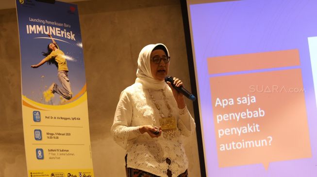 Dr. Iris Rengganis memberikan paparan saat Launching Pemeriksaan Baru IMMUNErisk di GoWork FX Sudirman, Jakarta, Minggu (9/2). [Suara.com/Angga Budhiyanto]